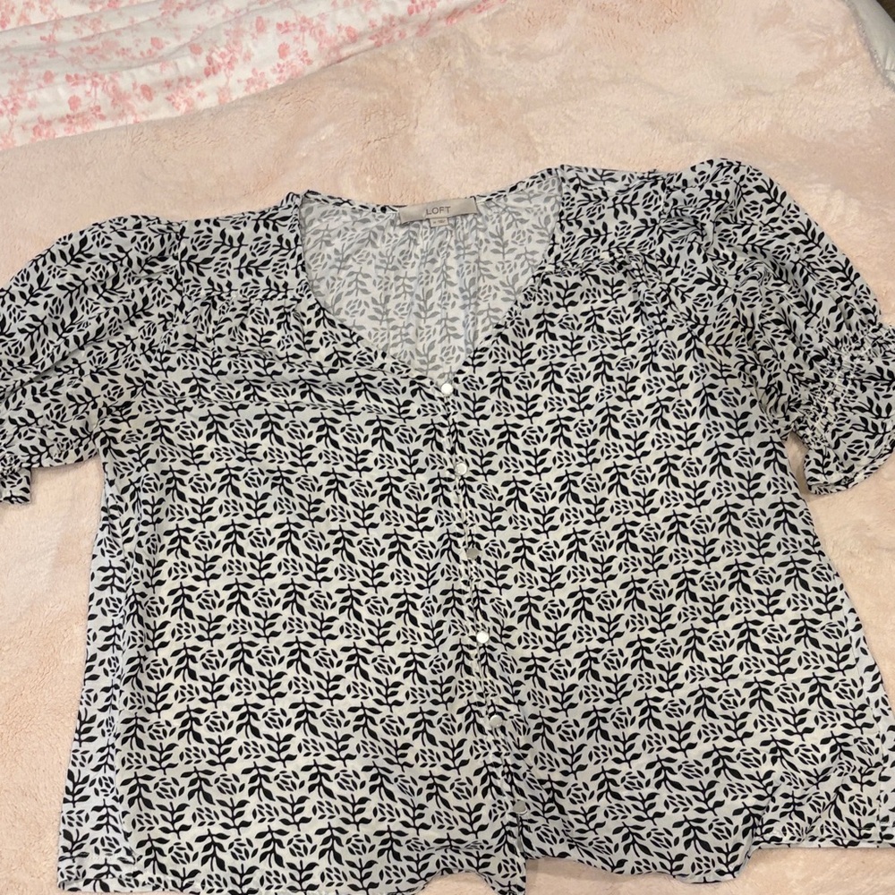 LOFT Black & White Patterned Top w/ Gathered Sleeves M